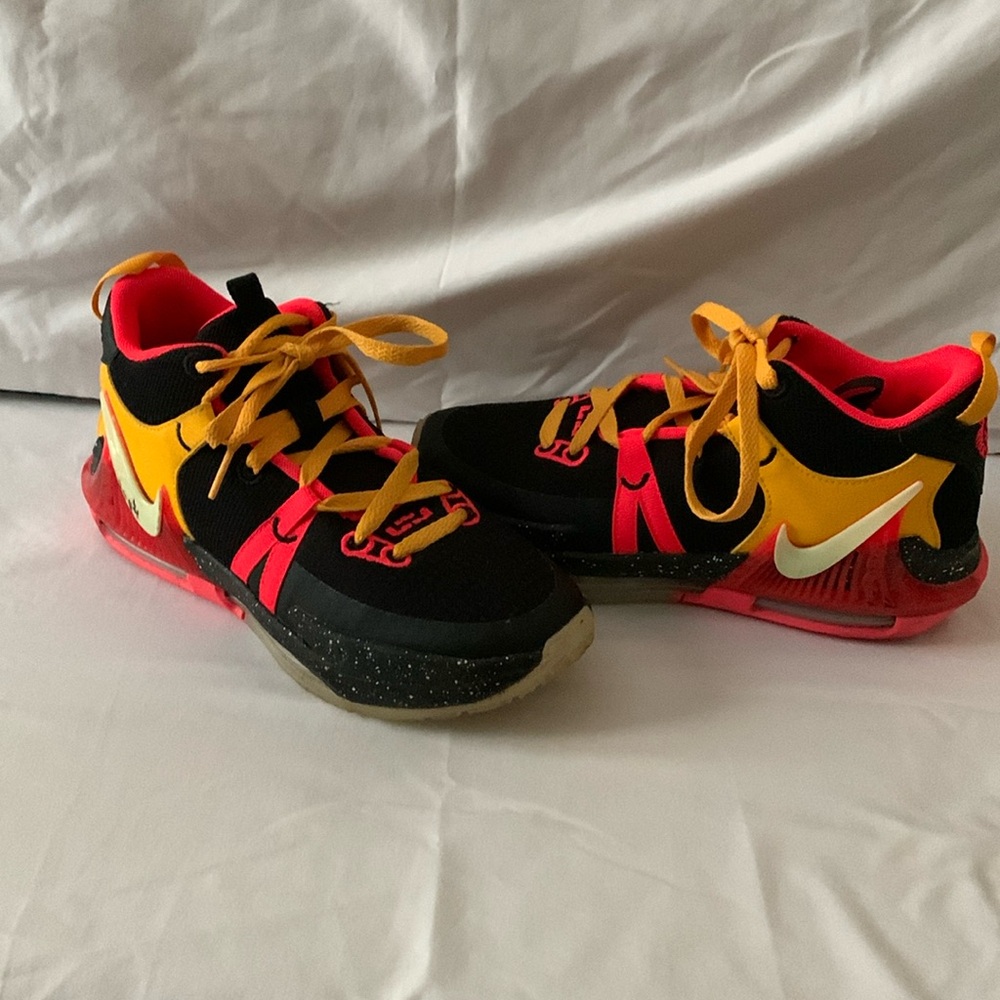 Nike youth Lebron Witness Basketball
Shoes size 5.5 U.S.